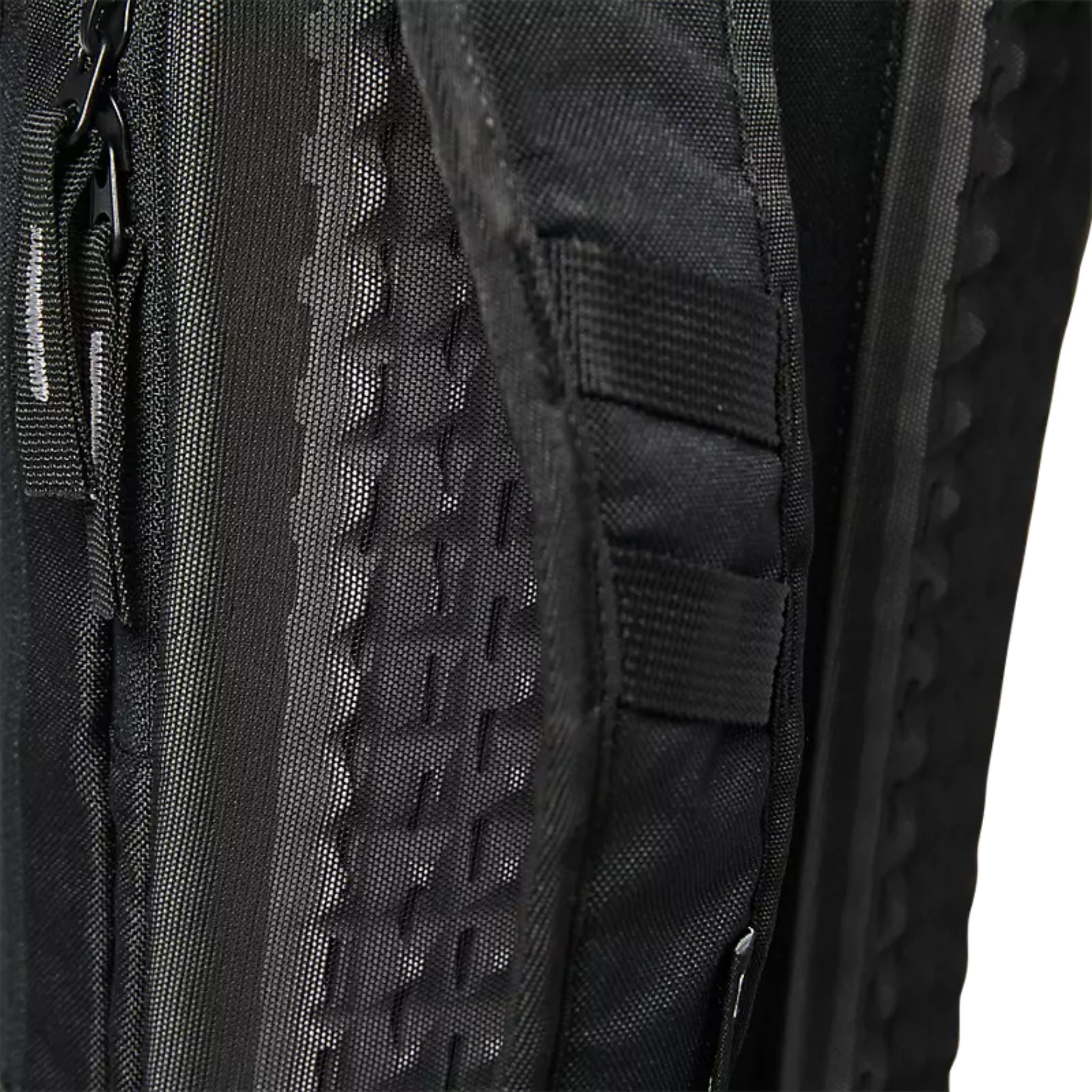 Ciclista usando la mochila Fox Utility 10L en ruta de MTB